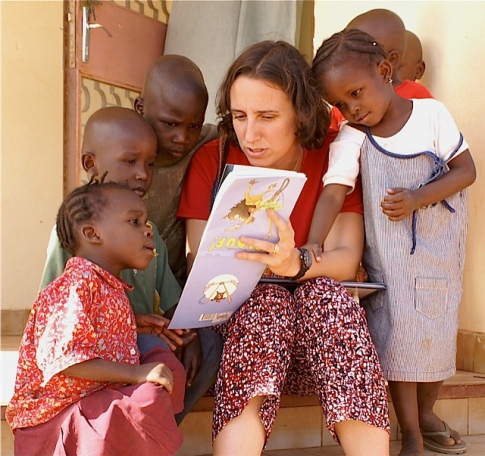 Jennifer-Margulis-Reading-to-Orphans-in-Niger
